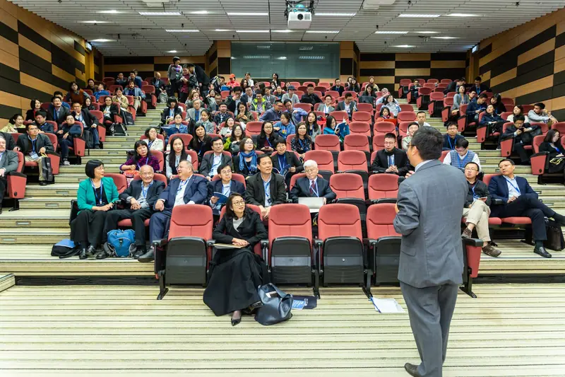 Asistentes a una asamblea escuchando a quien interviene