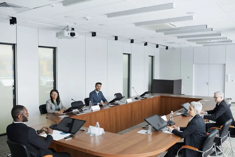 Un consejo reunido alrededor de una mesa en una sala de juntas