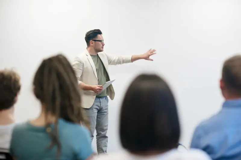 Un formador explicando ante un grupo de asistentes
